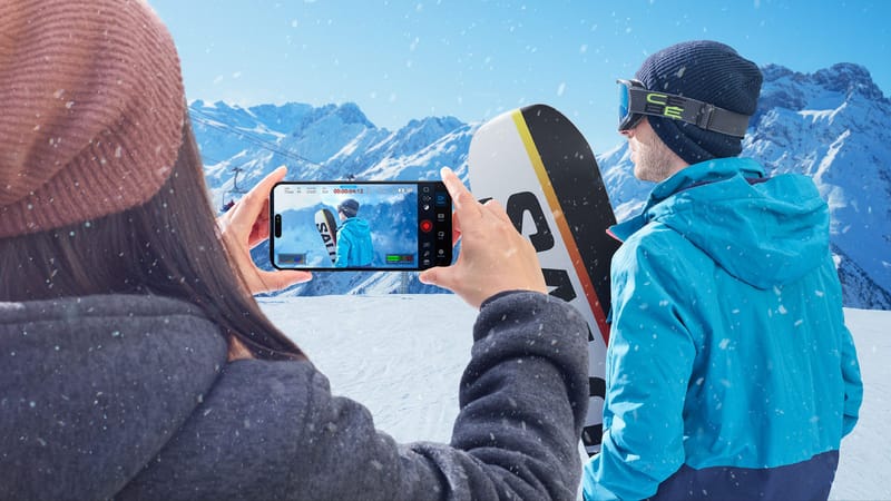 Filming a mountain view on a smartphone