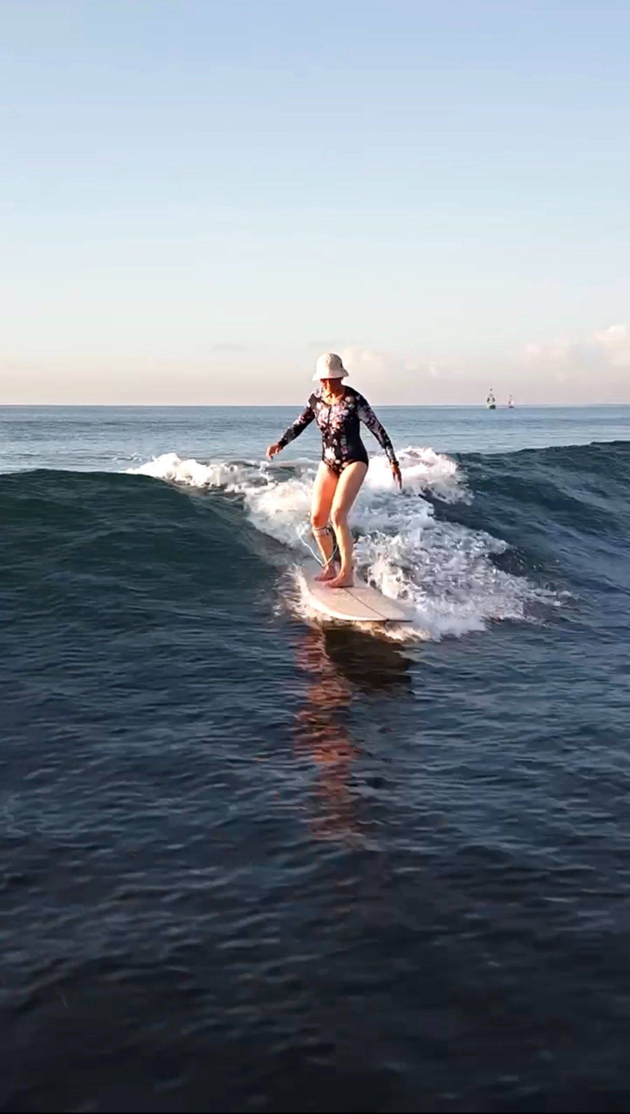 Jana surfing