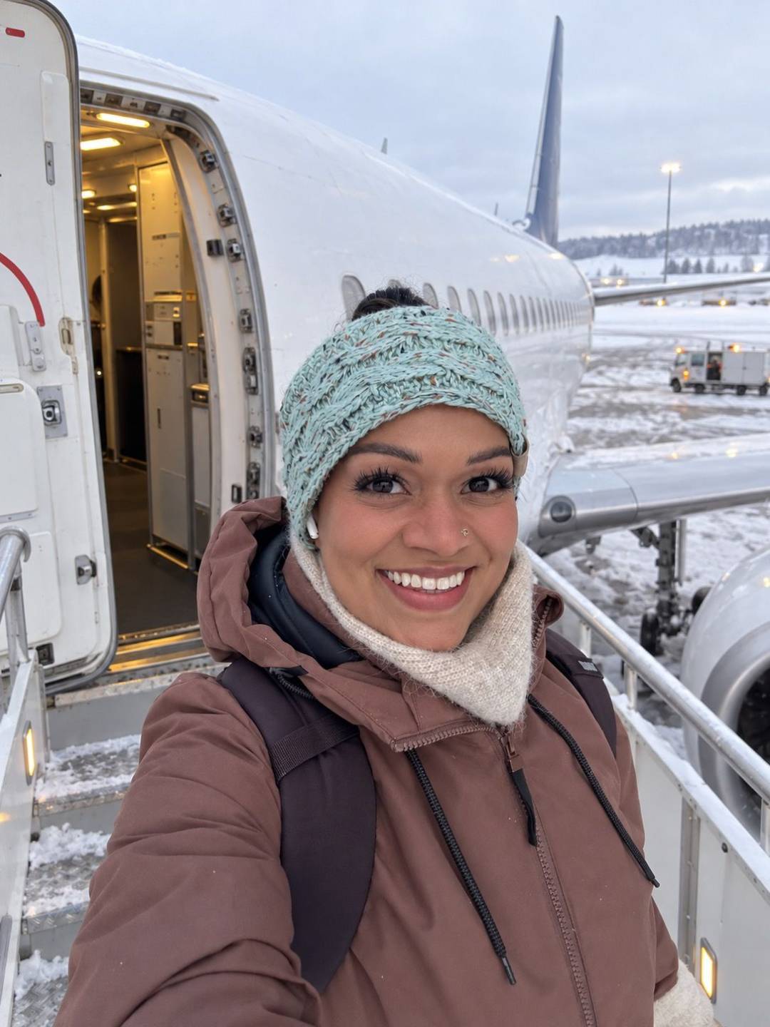 Anita, creadora de Explorador PRO junto a un avión en invierno