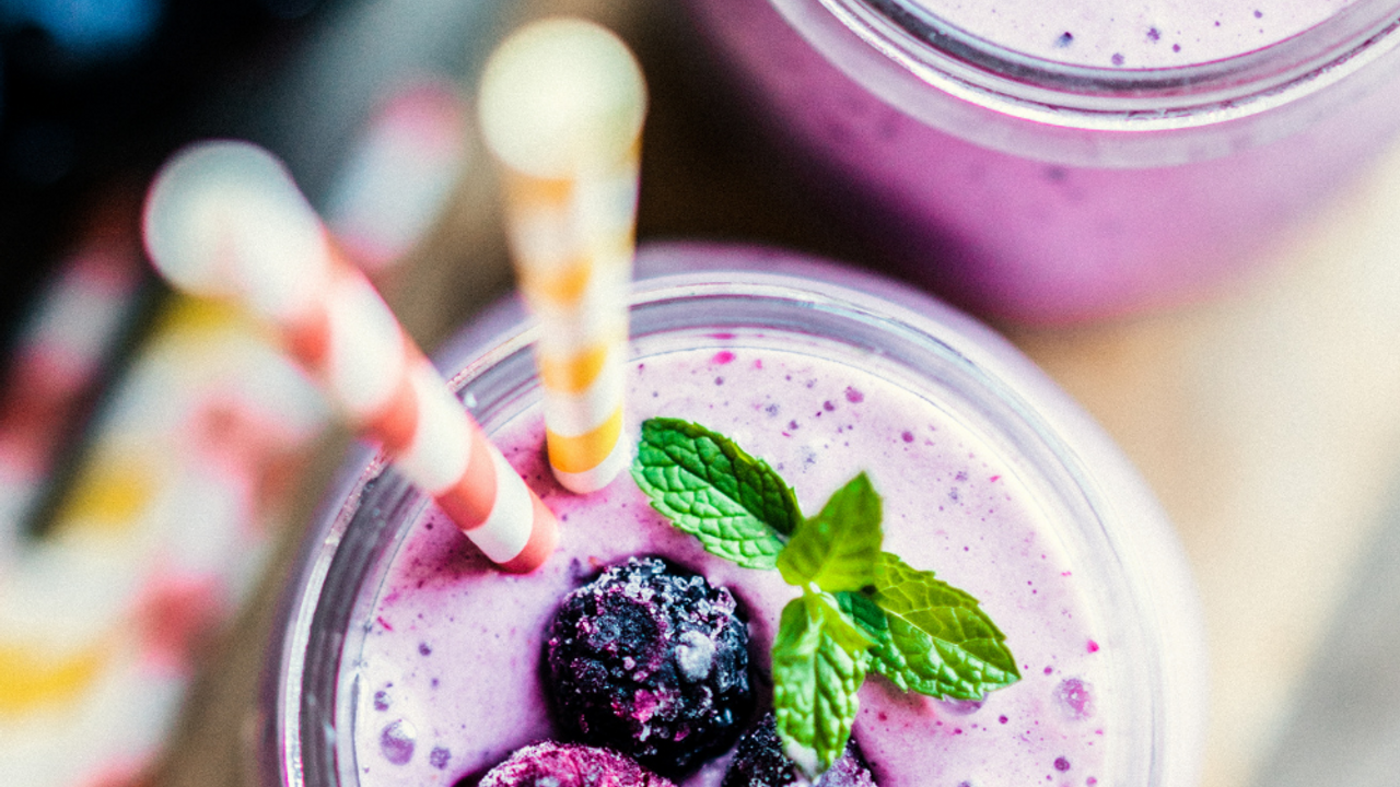 Protein-Packed Smoothie with Greek Yogurt and Frozen Fruit • Daisybeet