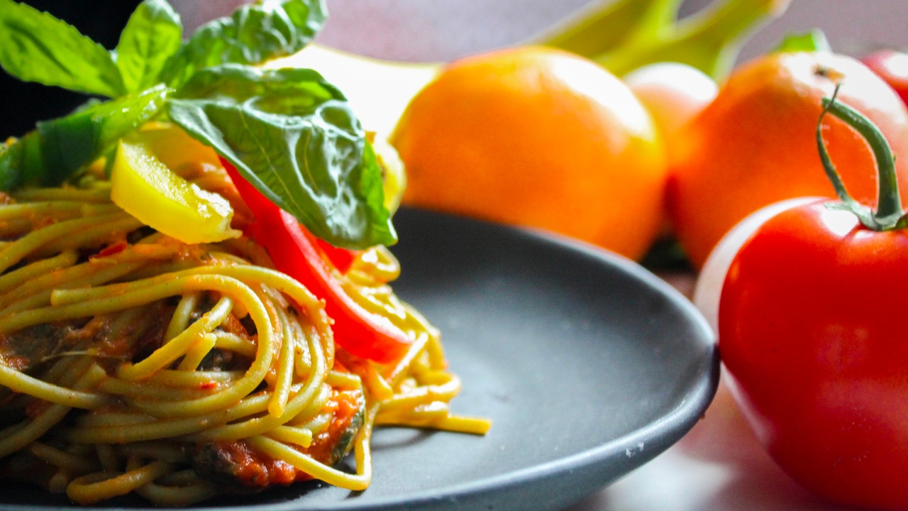 Spaghetti with fresh tomatoes