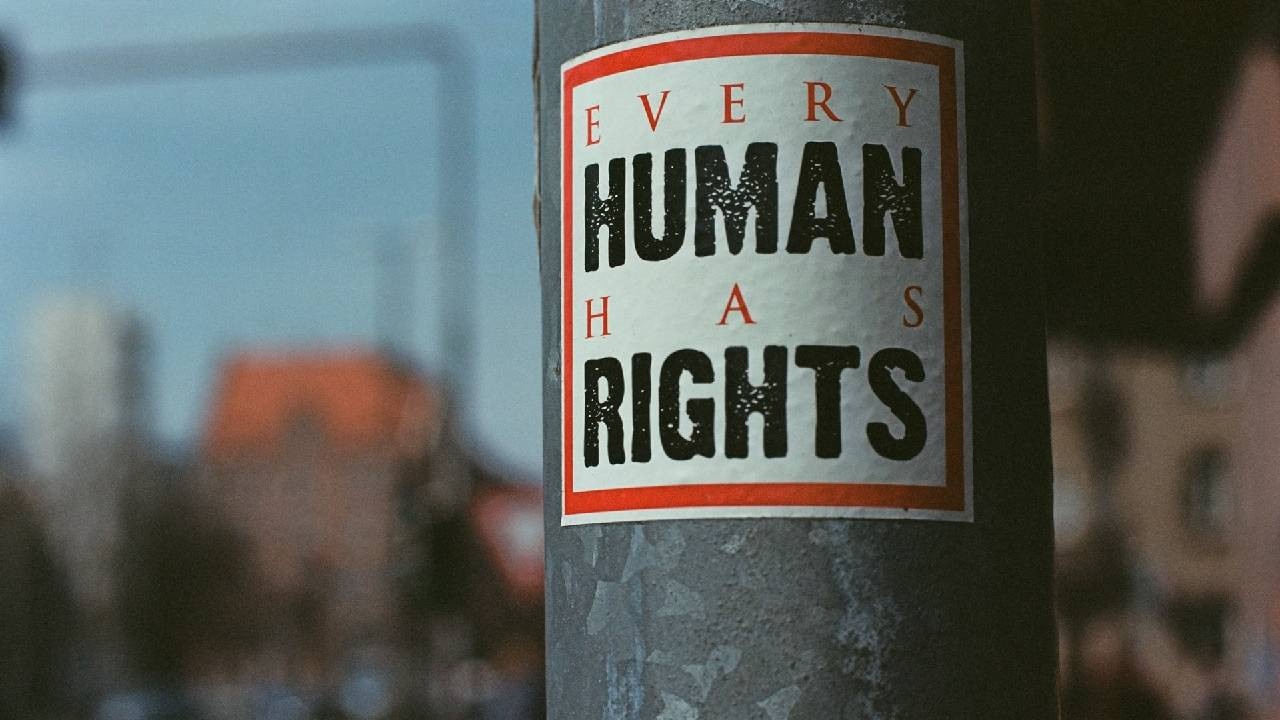 A street pole with with a sign that reads 