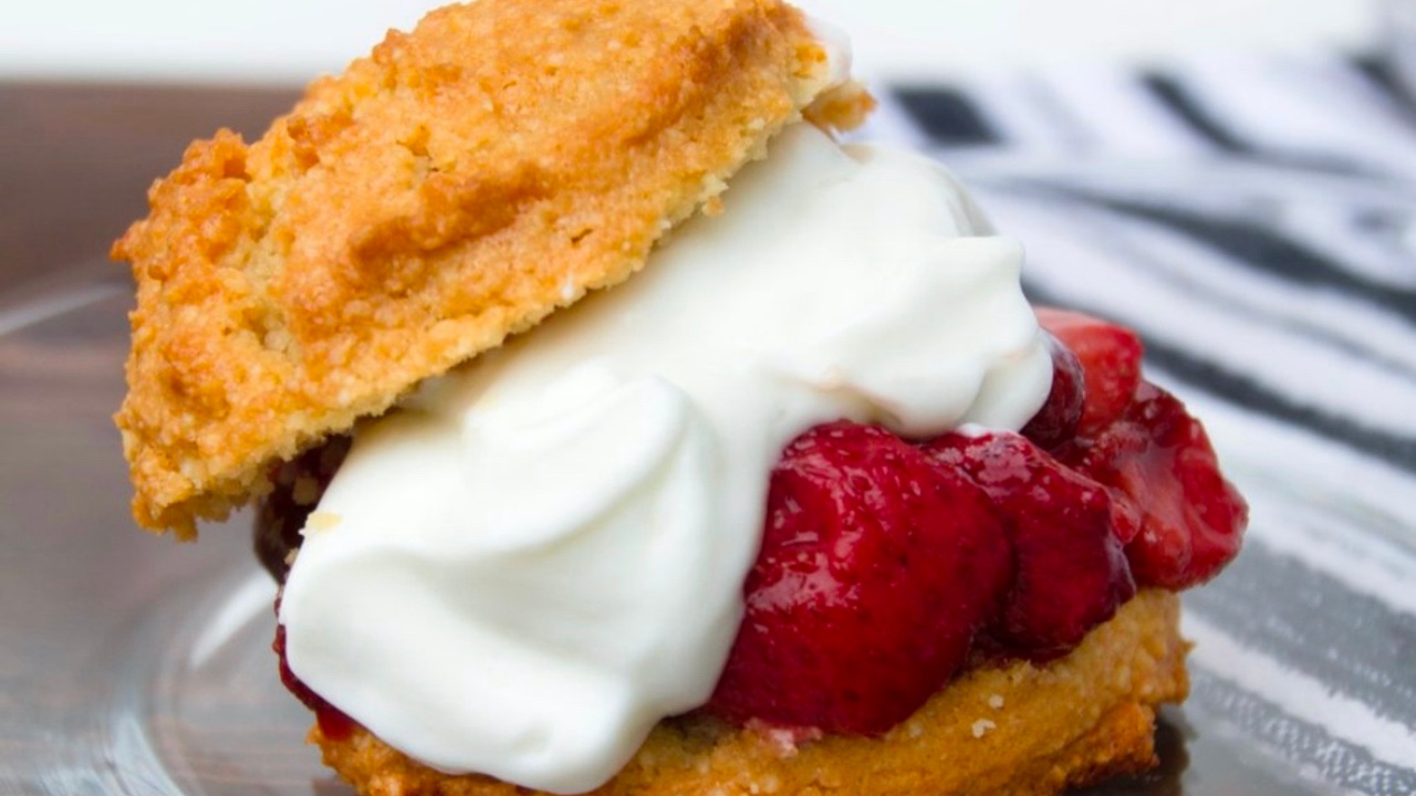 strawberry shortcake with whipped cream 