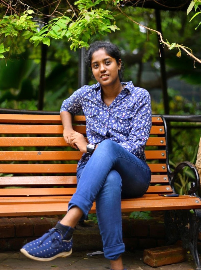 woman sitting on bench | Slm, Foto