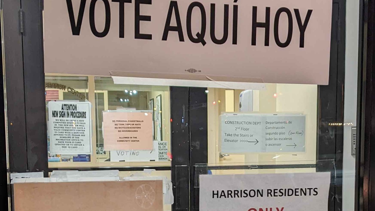 Vote Aqui Hoy Harrison Community Center Signage