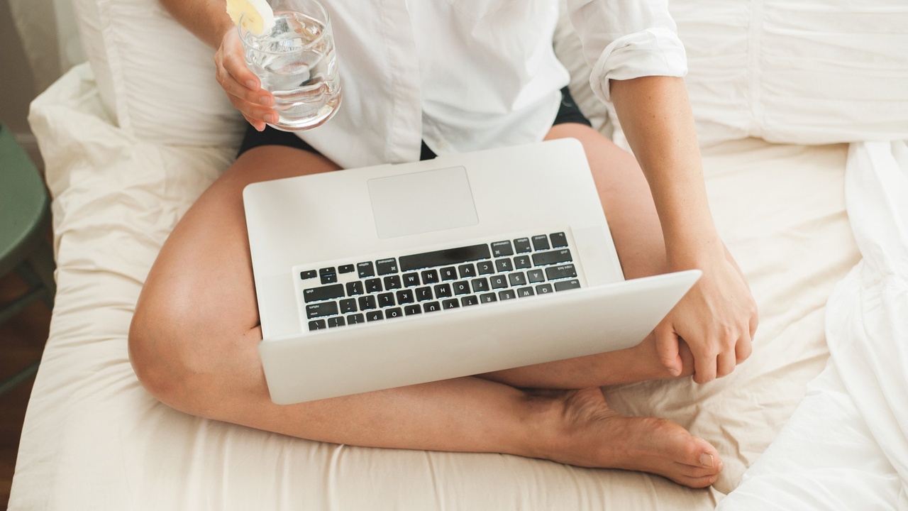 Women researching the benefits of health coaching on her computer