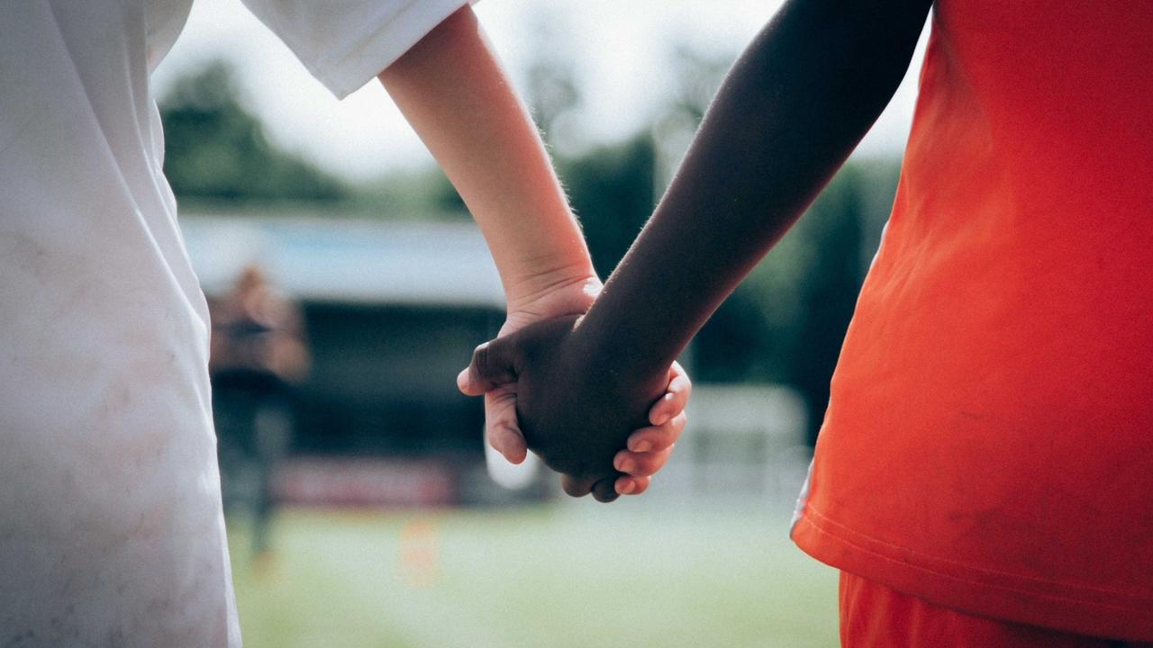 Children holding hands. Learn to move, move to learn! From the welcome post of the blog of Montessori Sports.