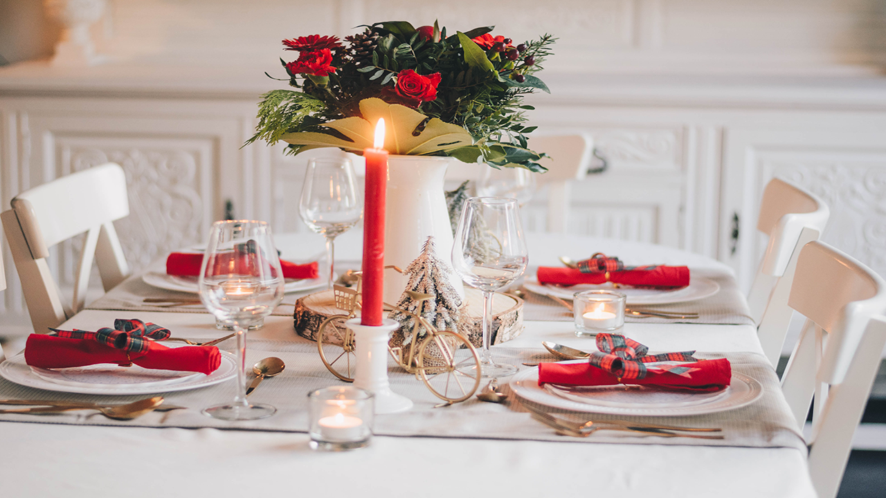 christmas-dinner-table-set-flowers