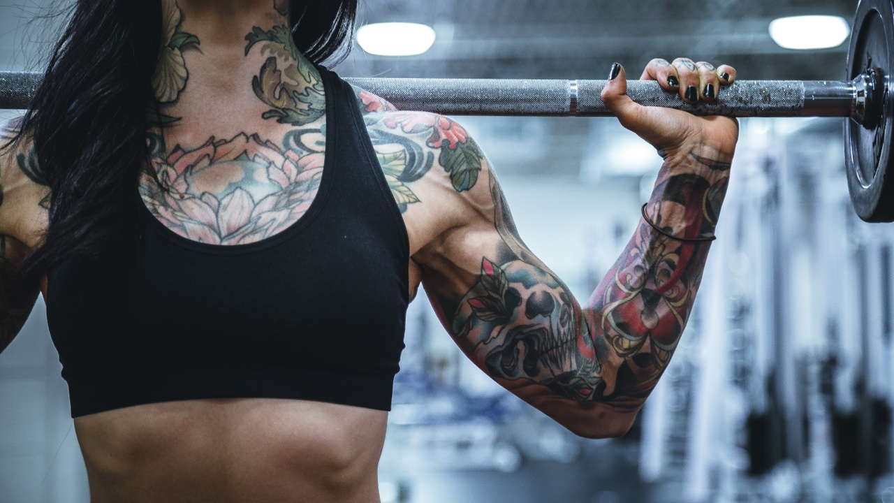 tattoo woman lifting weights