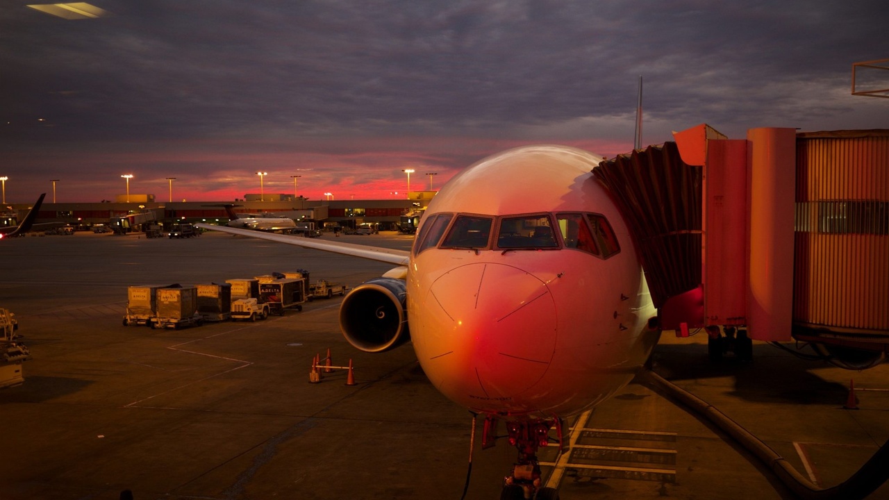 Airplane loading passangers