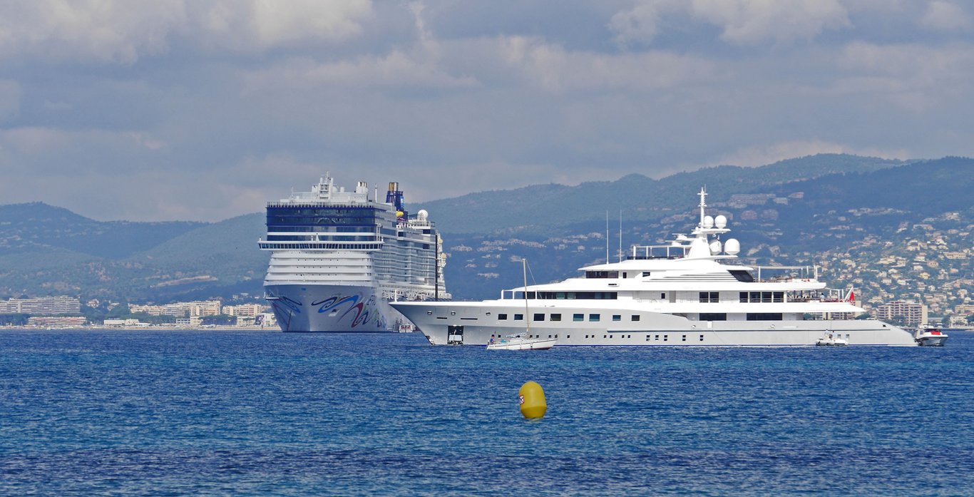 cruise ship vs superyacht