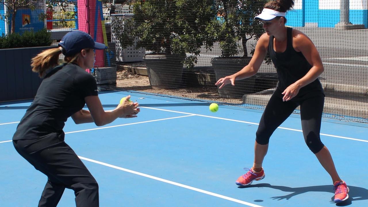 Jonglieren Hausfrau Wegfahren tennis fitness workout Erkennung Nachteil ...