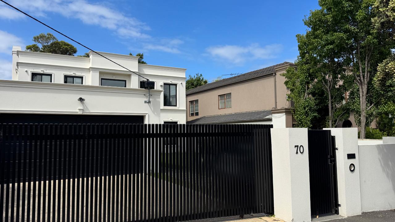 Auction 70 Carpenter St Brighton 3186. www.realestate.com.au www.domain.com.au