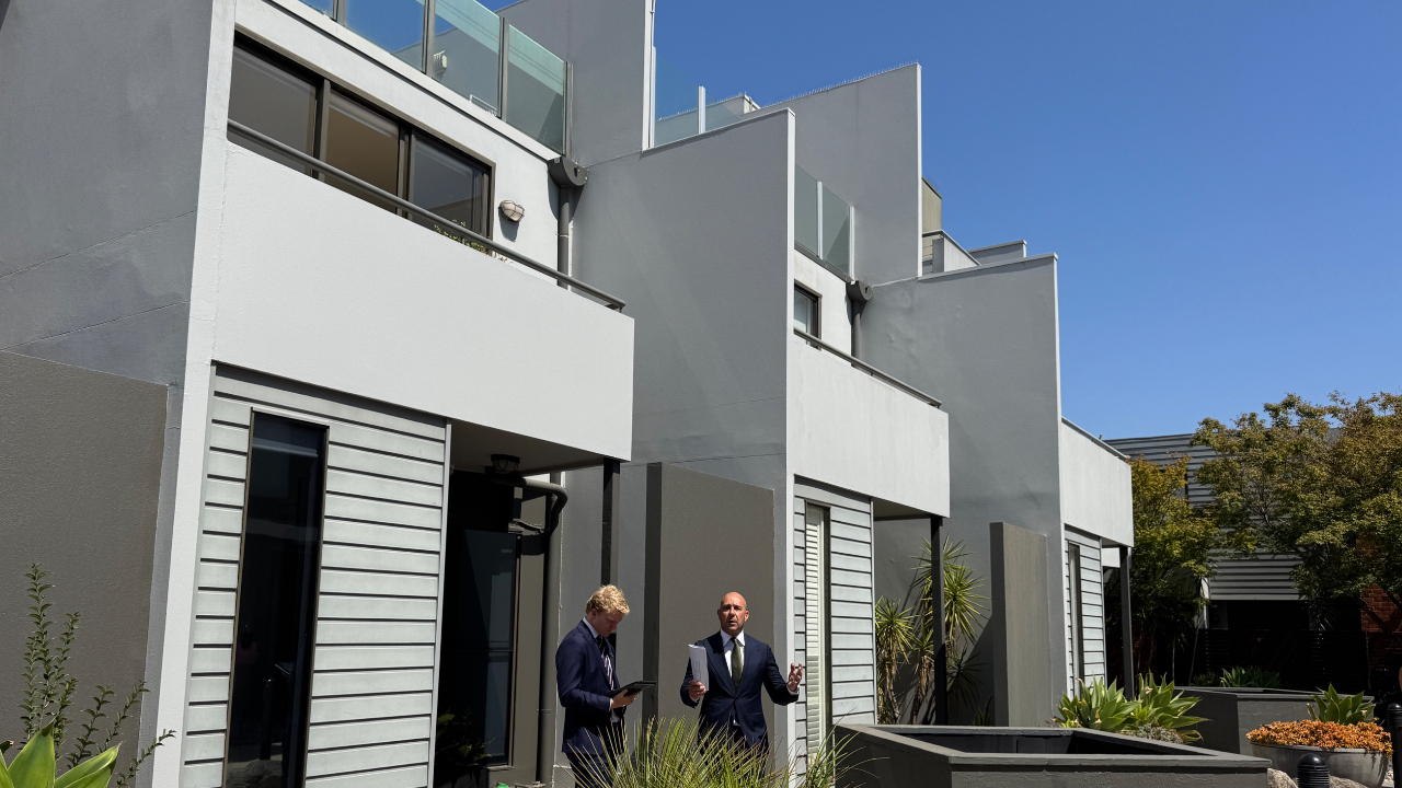 Auction 11/97-101 Cruikshank St Port Melbourne www.realestate.com.au 