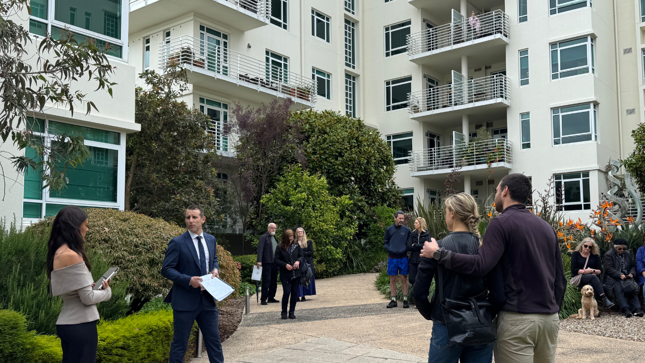 Auction 112/1 Graham St Port Melbourne 3207 www.realestate.com.au www.domain.com.au