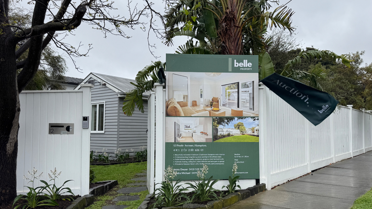 Auction 12 Poole Ave Hampton 3188 www.realestate.com.au www.domain.com.au