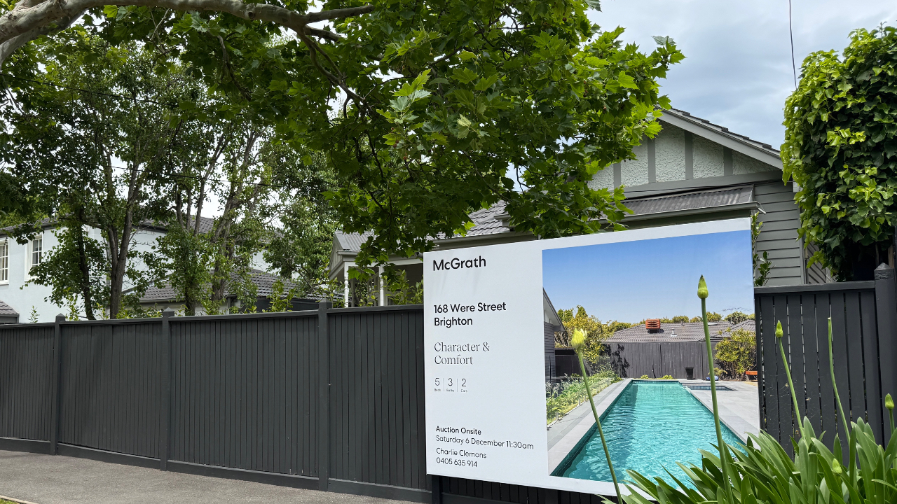 Auction 168 Were St Brighton 3186 www.realestate.com.au www.domain.com.au