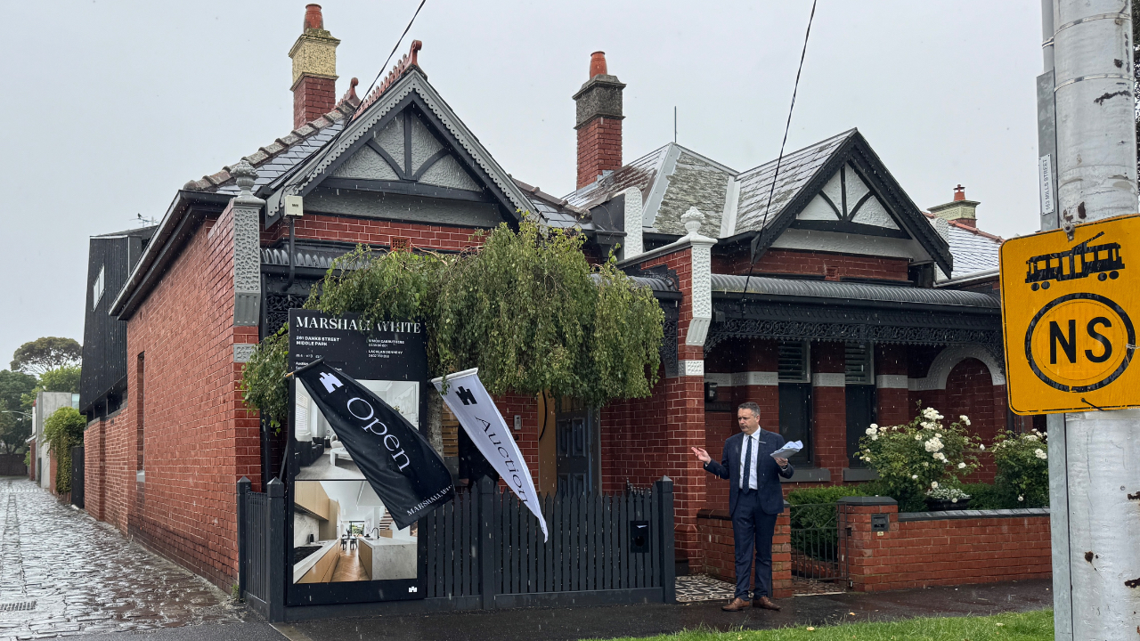 Auction 261 Danks St Middle Park 3206 www.realestate.com.au www.domain.com.au