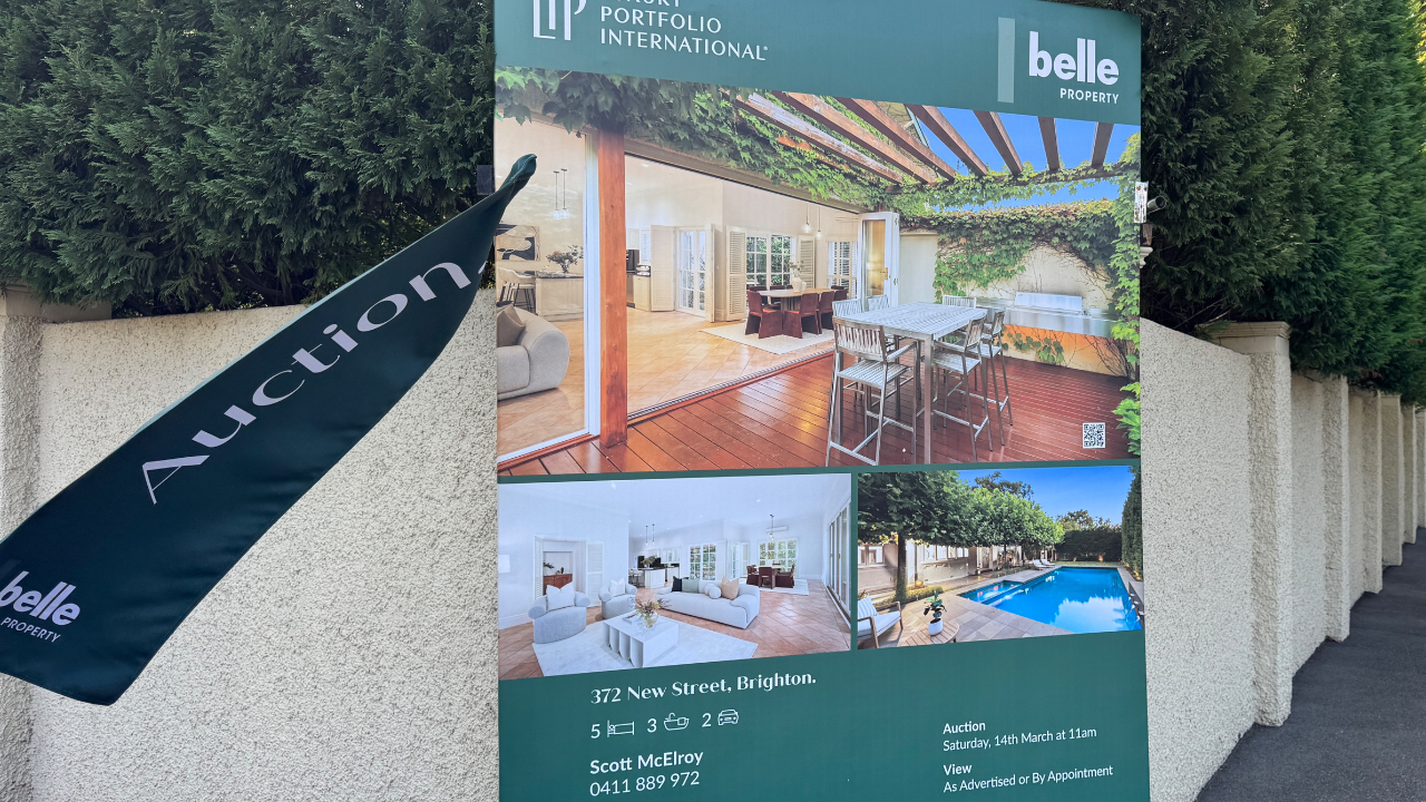 Auction 372 New St Brighton 3186 www.realestate.com.au