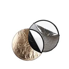 Pannello riflettente bianco che rimanda la luce del sole nelle ombre del volto