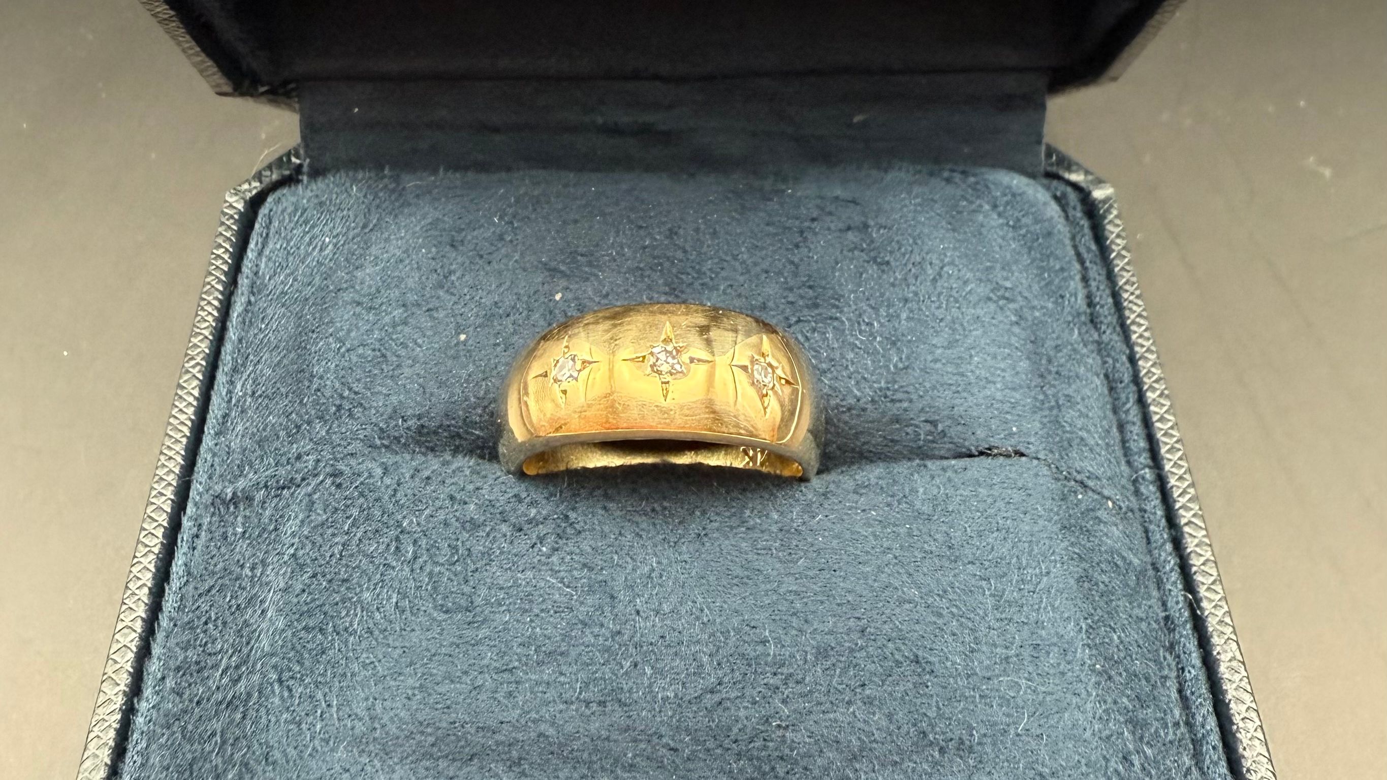 Vintage 14K yellow gold gypsy diamond starburst band ring in box.