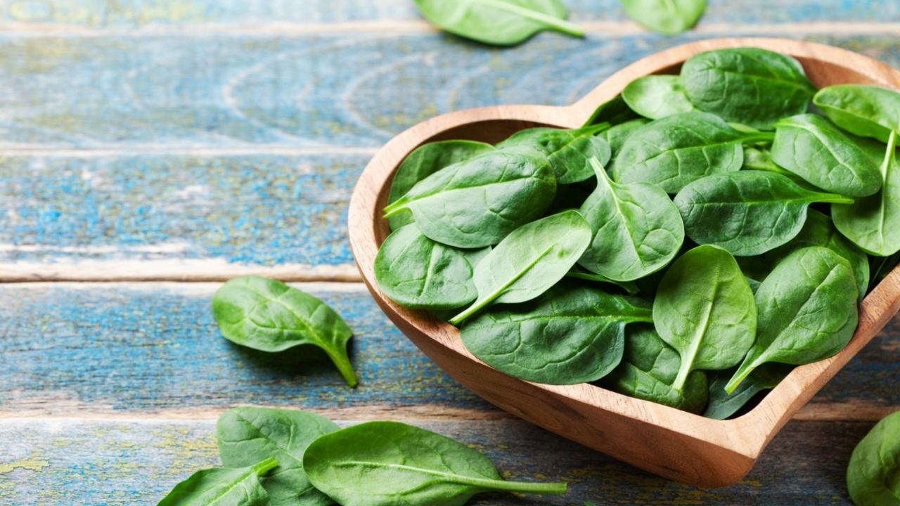 bowl of raw spinach