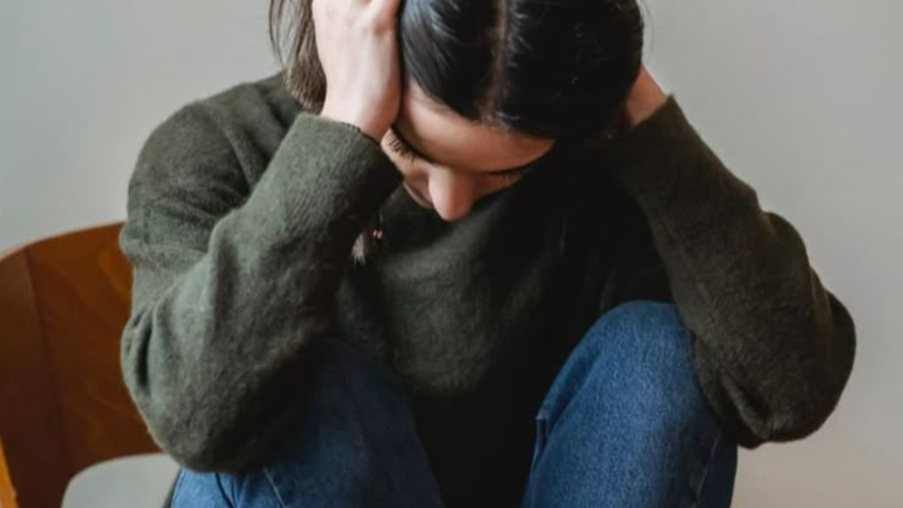 Visual representation of recurring anxiety and nervous system imbalance, with a shift from anxious to calm states