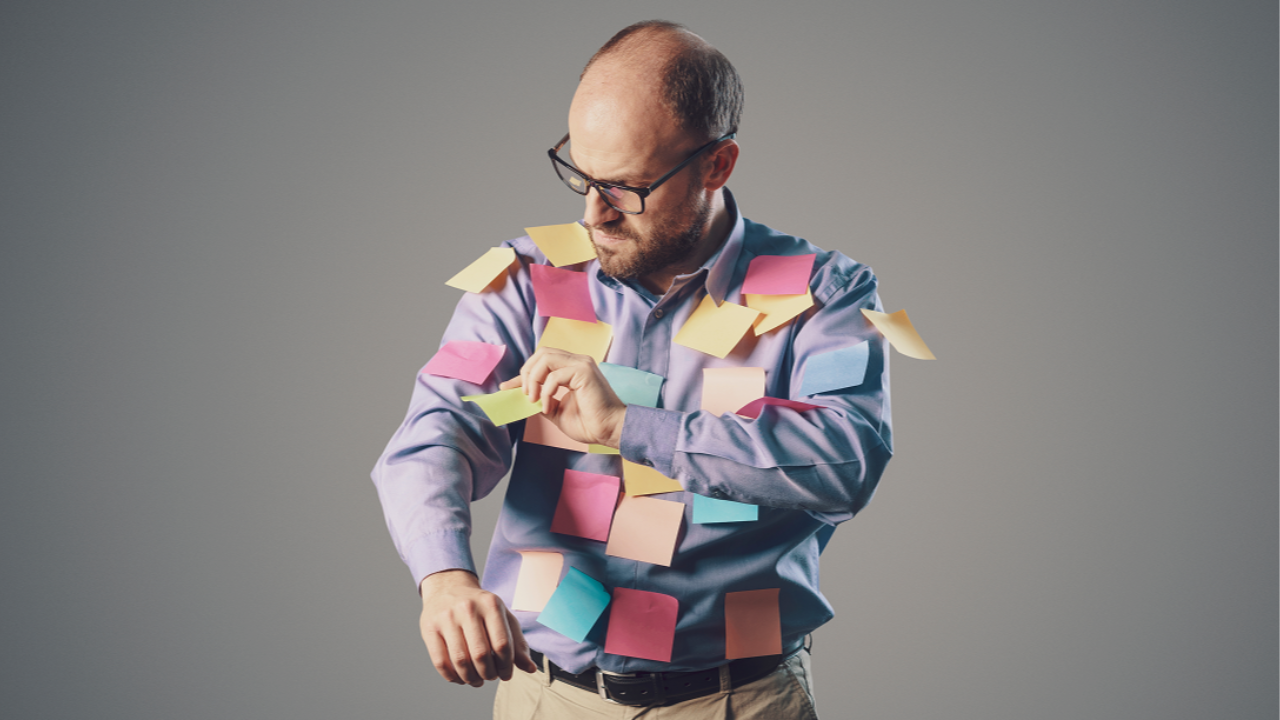 A man covered in sticky notes symbolizes the “100 reasons” technique—gathering many small reasons to rebuild confidence.