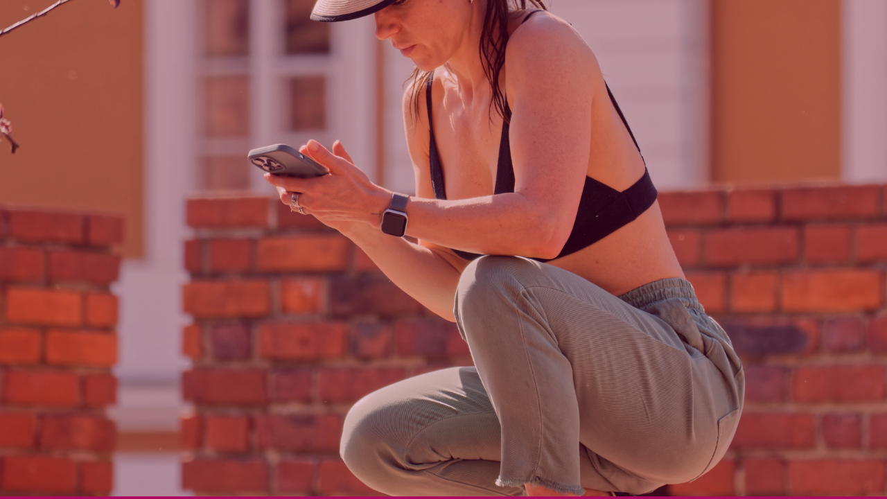 kvinne følger treningsplan og leser tips på telefonen