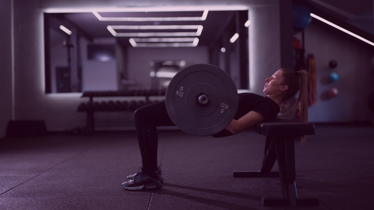 vinne gjør hip thrust med topp-posisjonspause for å stramme opp rumpa