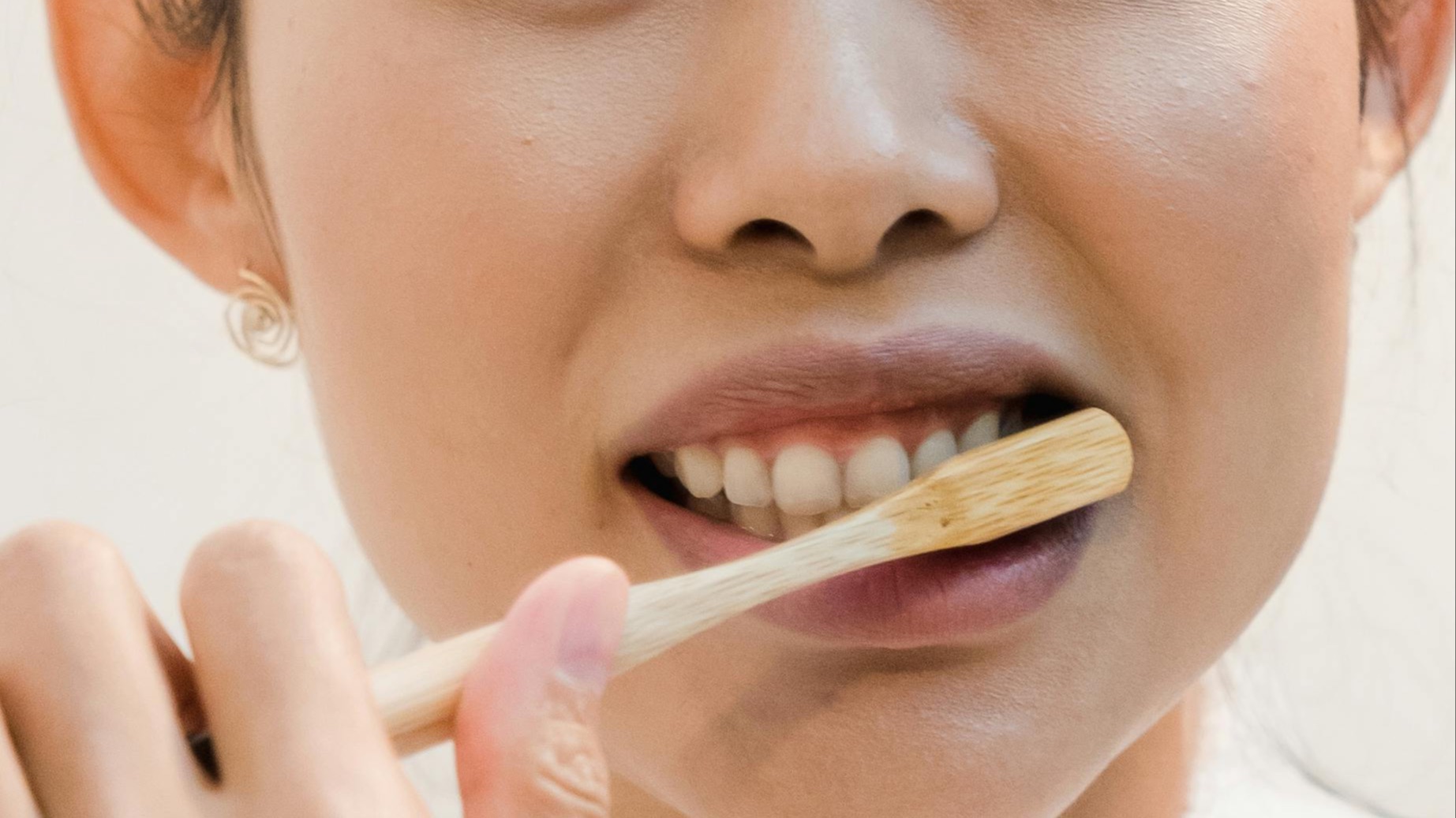 How Your Diet Affects Your Oral Health: Foods to Eat and to Avoid