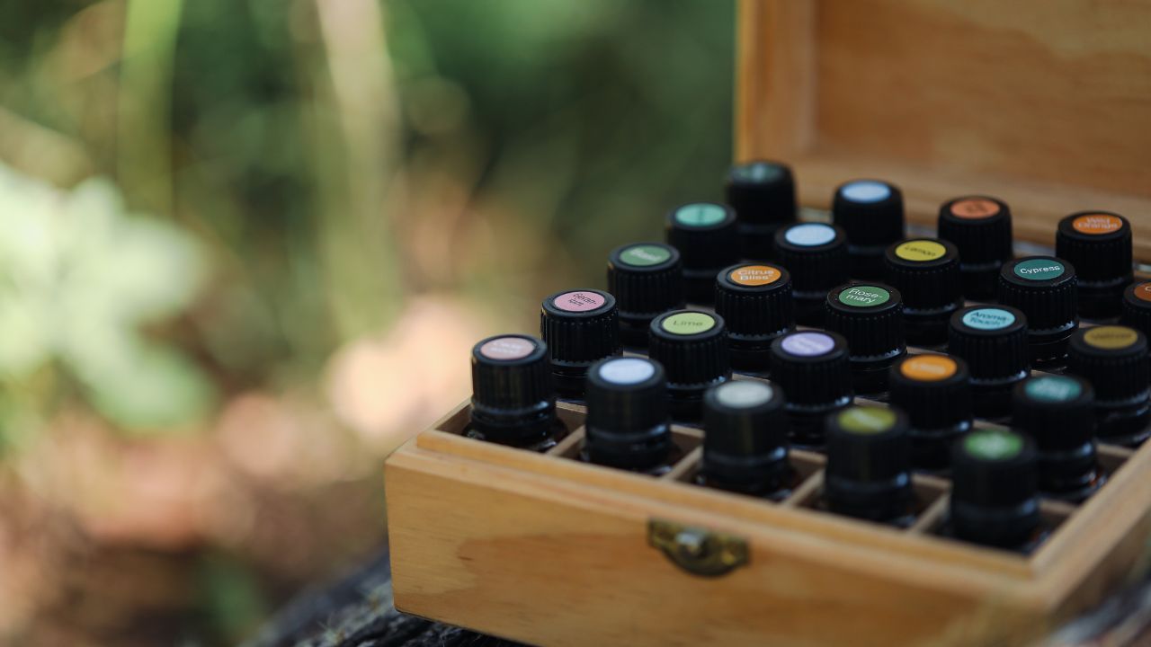 voorbeeld hoe je etherische olie veilig bewaard met goed overzicht 