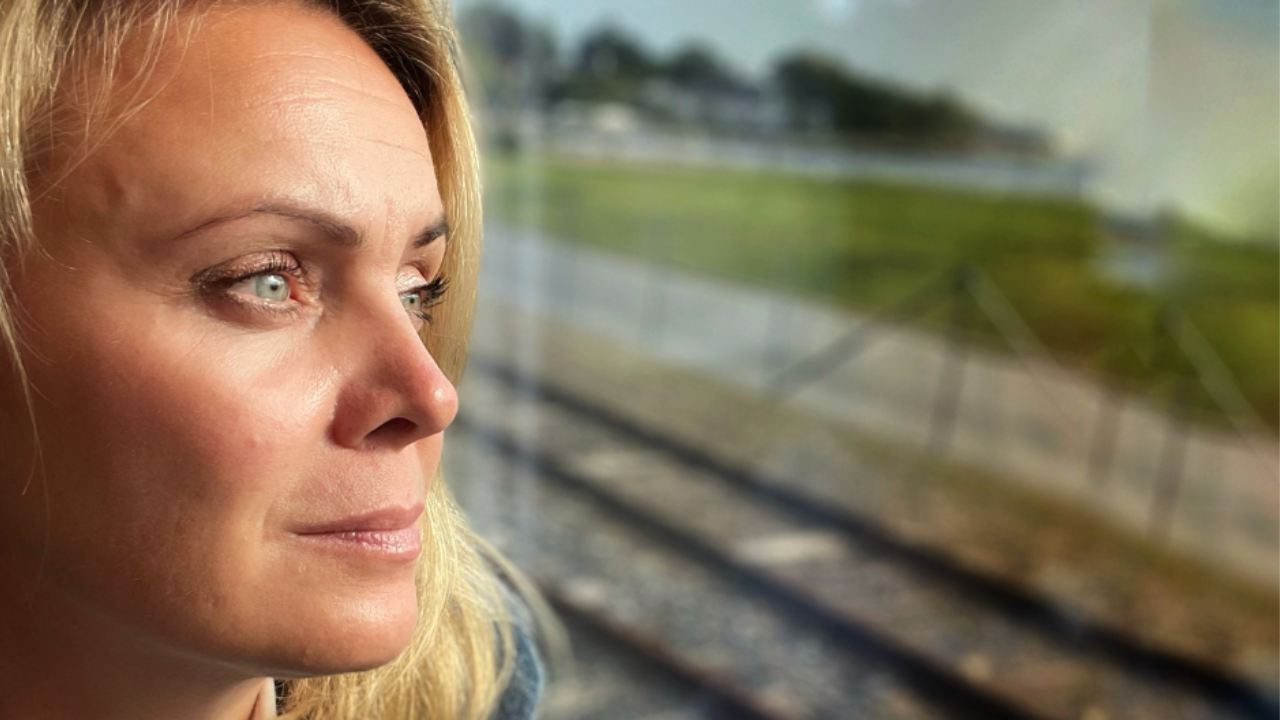 Kvinne i 40-årene som opplever stress og overgangsfase etter samlivsbrudd