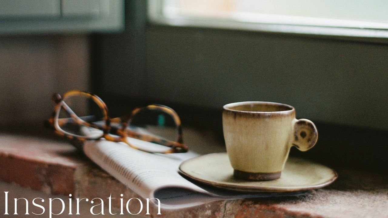 Kaffeetasse, Zeitschrift und Brille auf einer Fensterbank