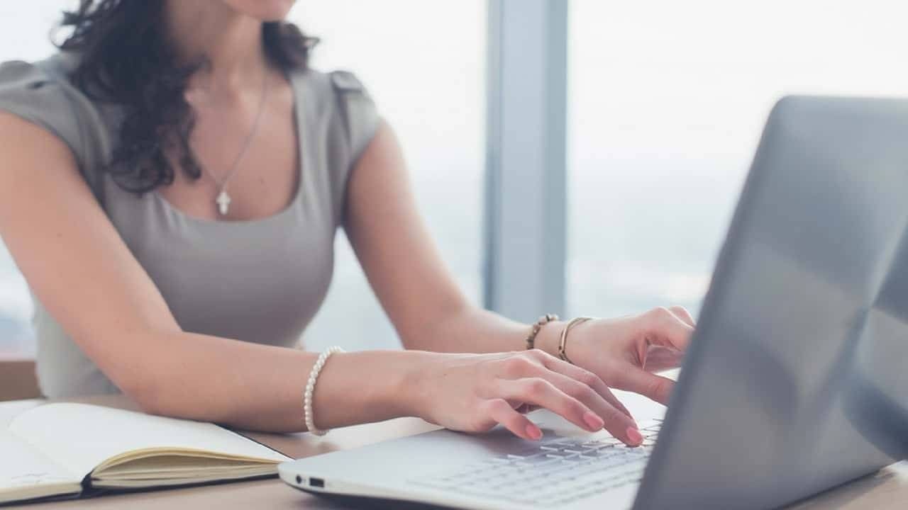 Mujer profesional que crea UN CURSO ONLINE con KAJABI en español para ganar dinero desde casa y tener éxito profesional con sus conocimientos