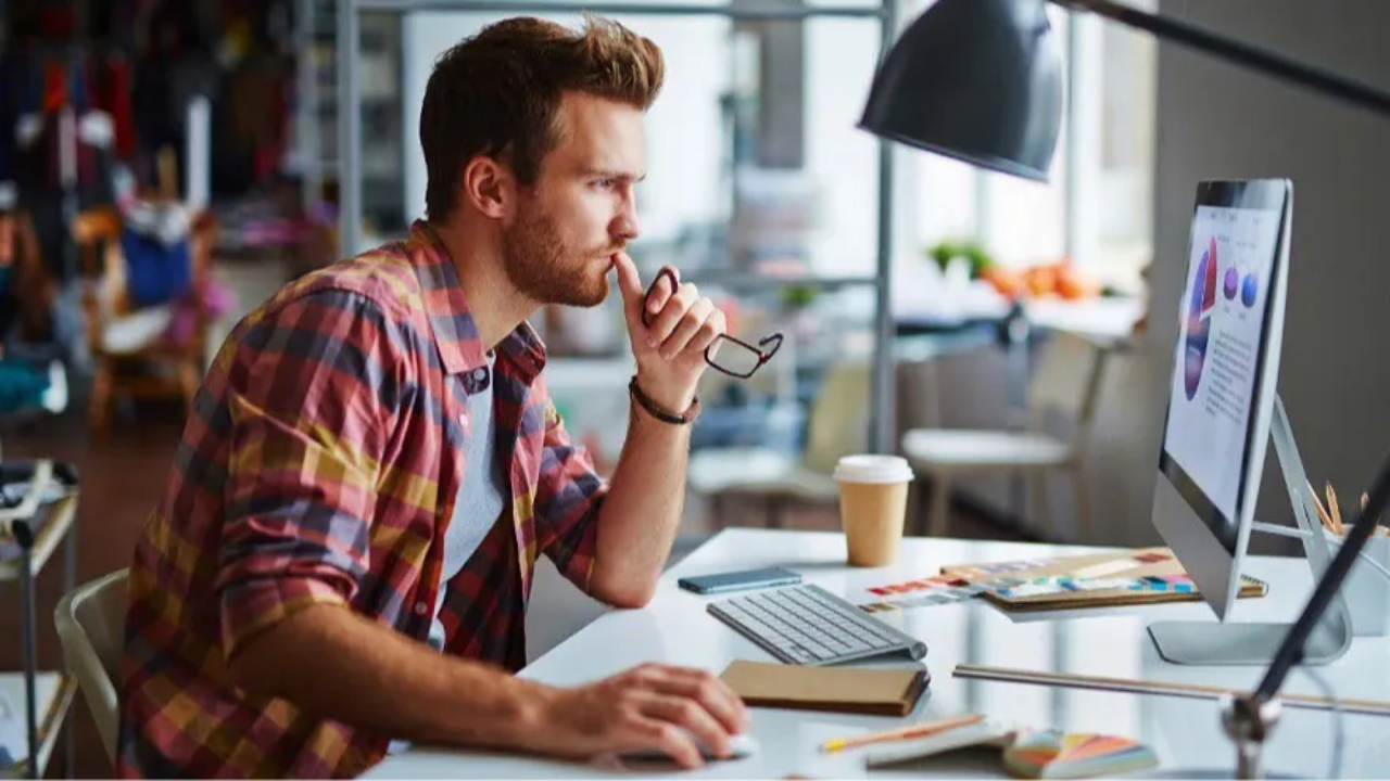 Hombre profesional que quiere comenzar a conseguir clientes en internet y crear un curso online