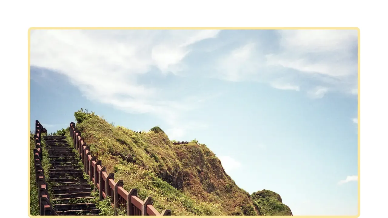 Escalera de piedra en una colina con cielo abierto, vista en perspectiva hacia arriba