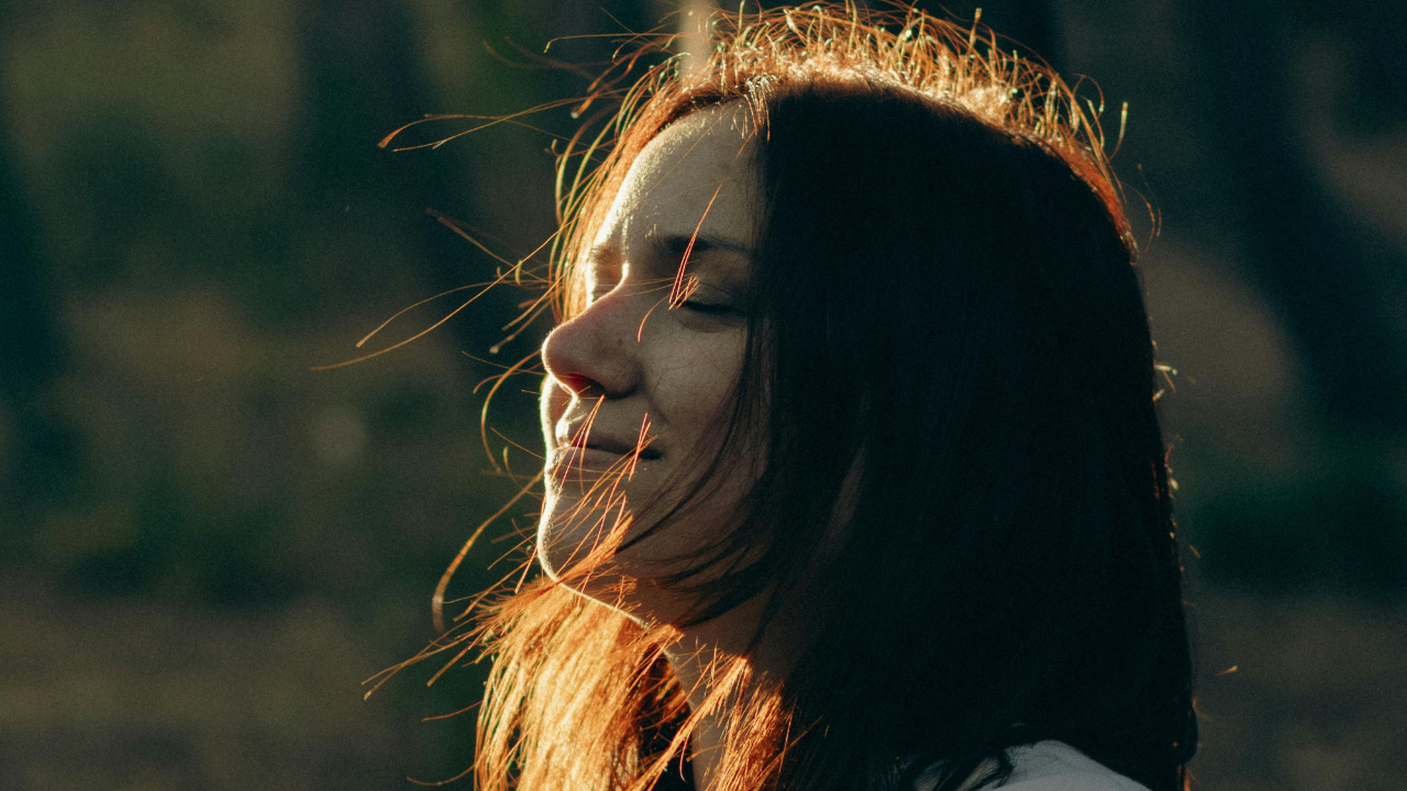 Come smettere di mangiare per fame emotiva: prova questo respiro