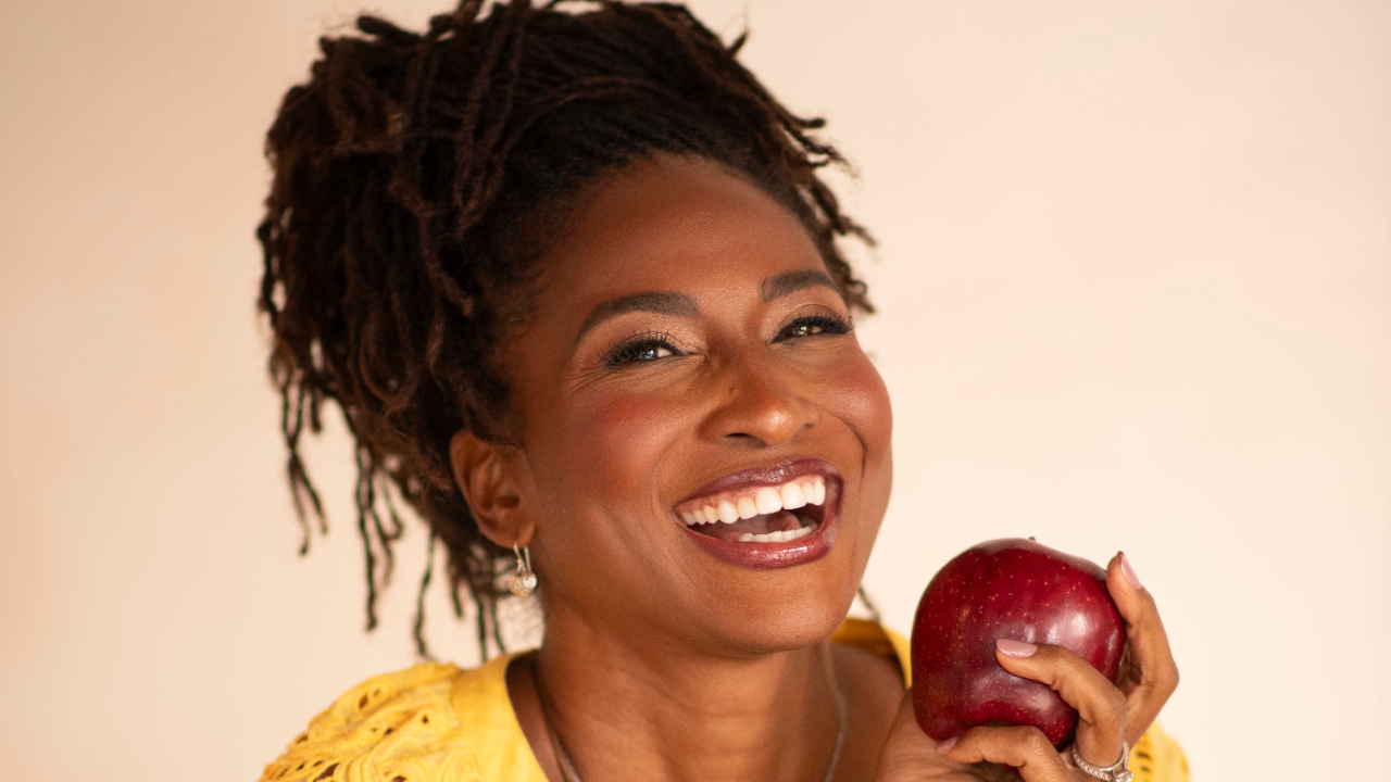 Koya Webb is posing with apple