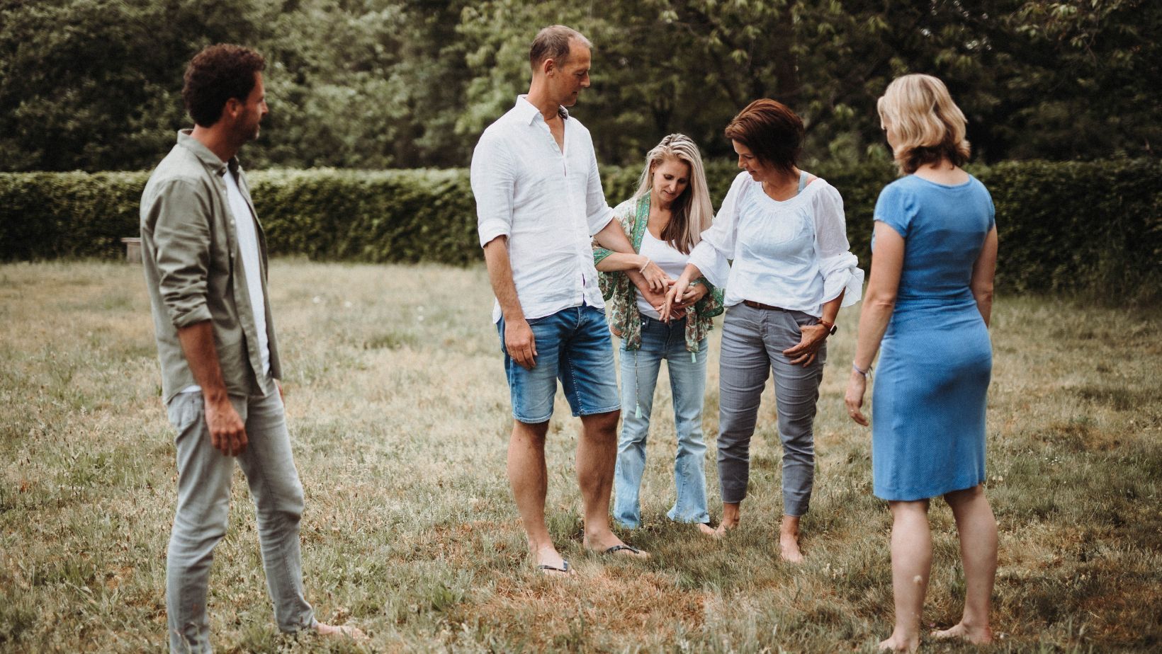 Groep deelnemers bij Raafwerk die systemisch werken buiten in de natuur
