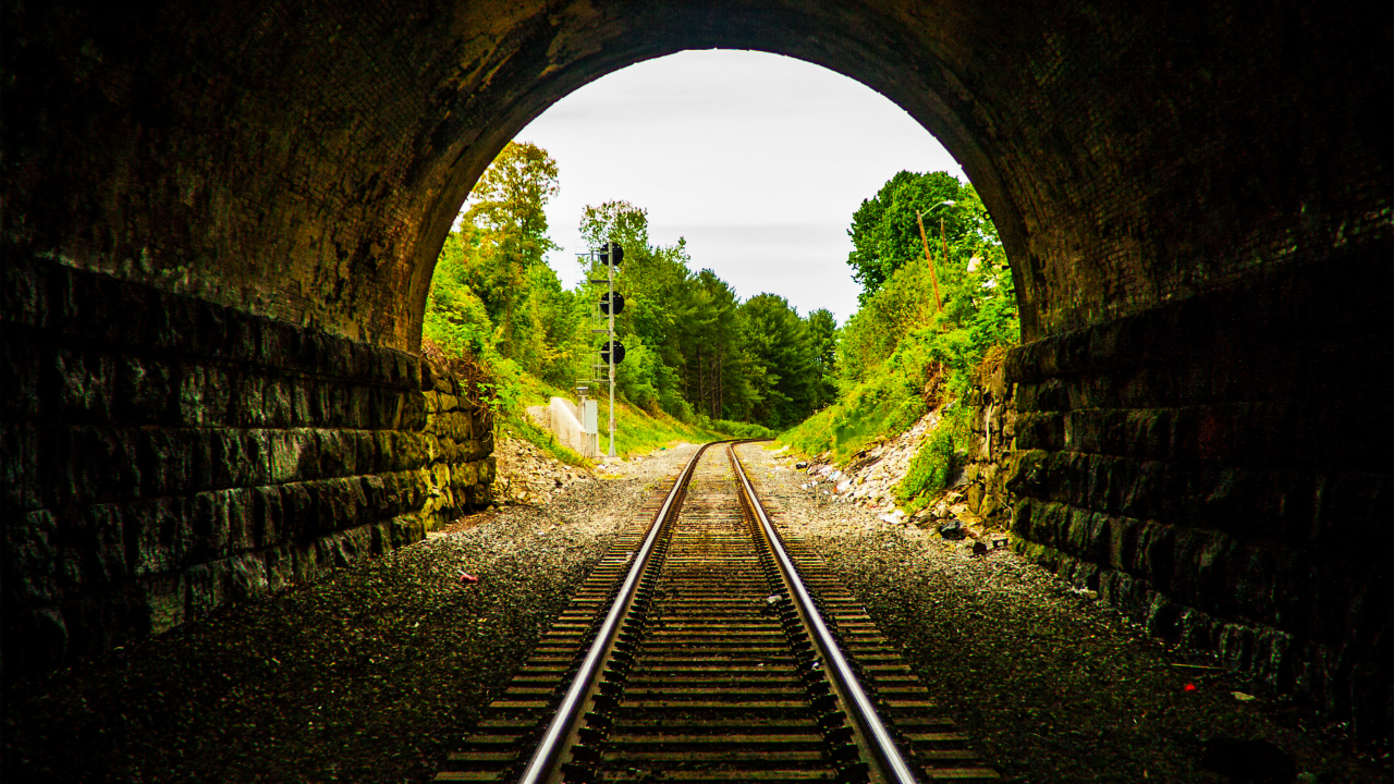 Licht aan het einde van een tunnel als symbool voor richting, helderheid en ruimte in leiderschap.