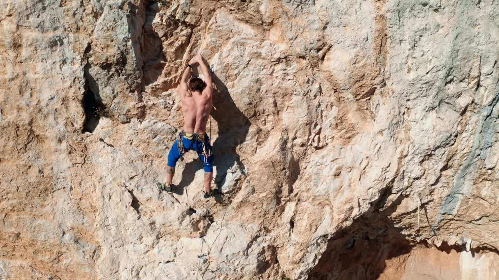 Persoonlijk leiderschap uitgebeeld door iemand die een berg beklimt, symbool voor innerlijke groei en richting.
