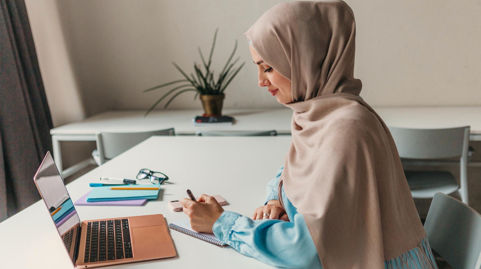 Suri rumah yang ada jiwa pendidik, sesuai jadikan tutor sebagai salah satu pilihan untuk buat side income