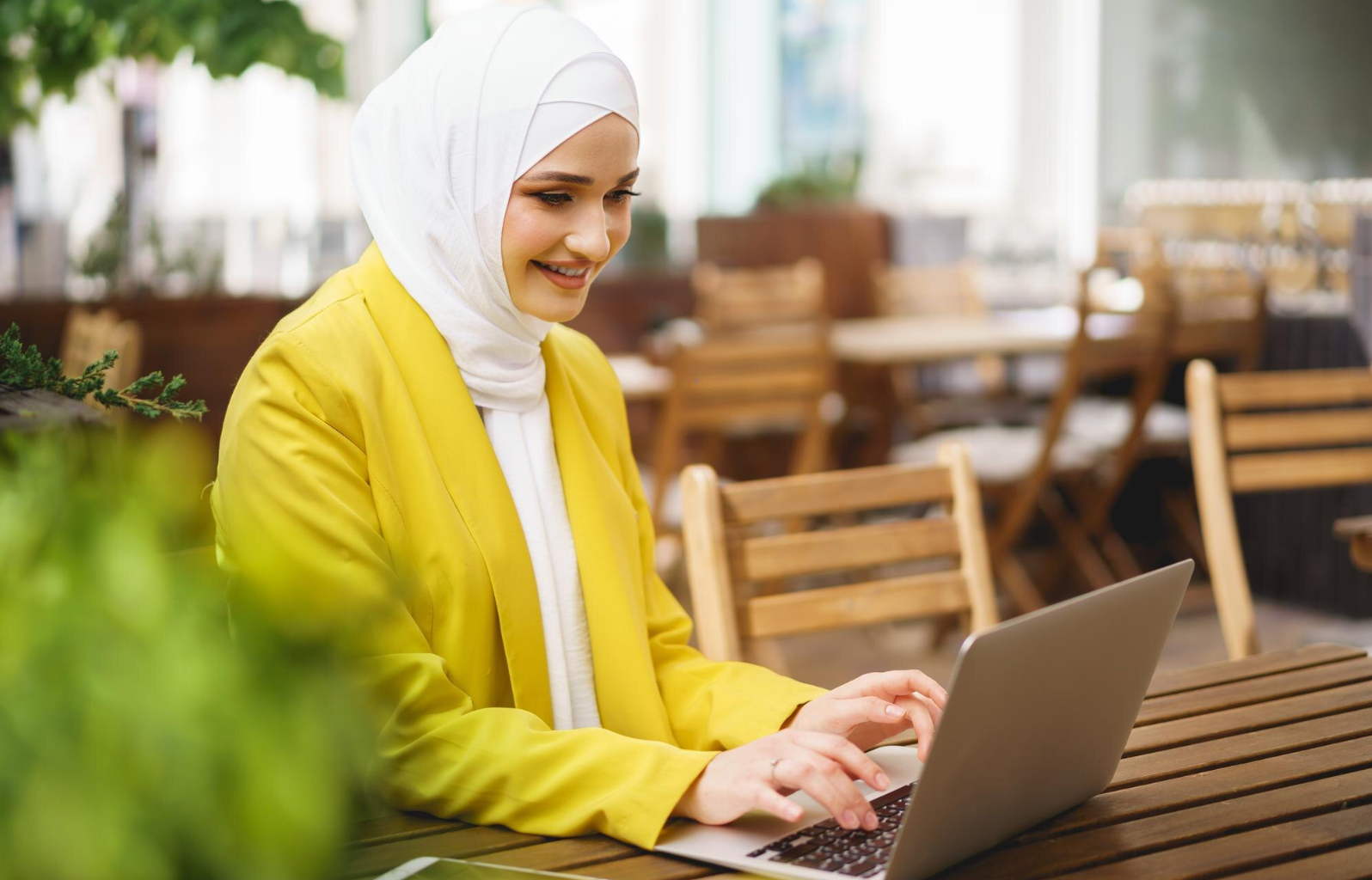 Suri rumah yang mempunyai bakat menulis boleh jana side income malalui kerja seperti blogger atau freelance