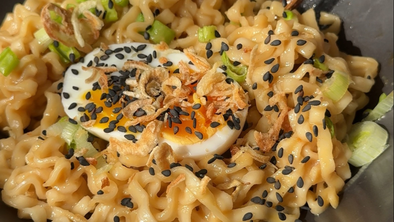 Noodles con cebolla caramelizada y miso