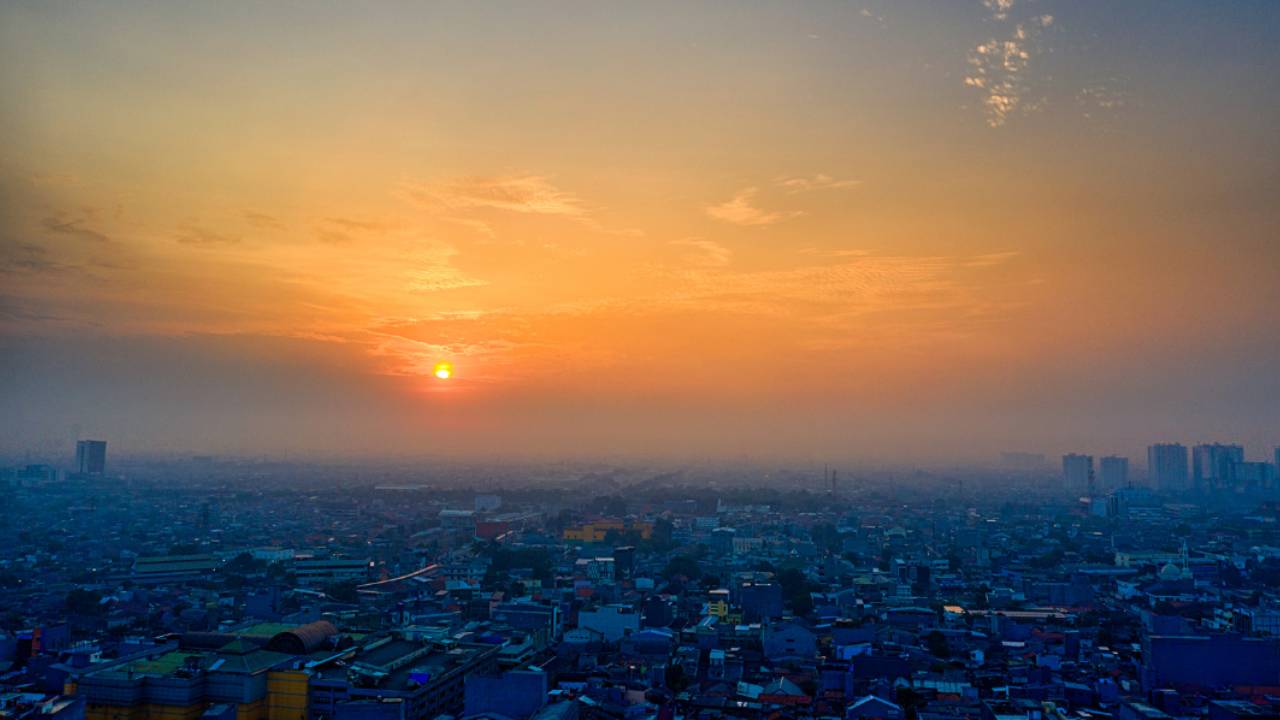 Sunrise over a city skyline, symbolising calm, clarity, and new beginnings.clarity and perspective