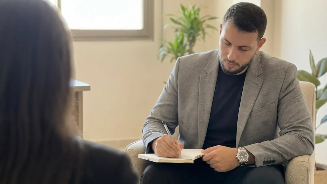 Coach professionnel Mahmoud Labib - ceritfié ICF PCC en séance de coaching, image conceptuelle de l'action au-delà de l'écoute active, couverture du blog sur pourquoi écouter ne suffit pas pour coacher