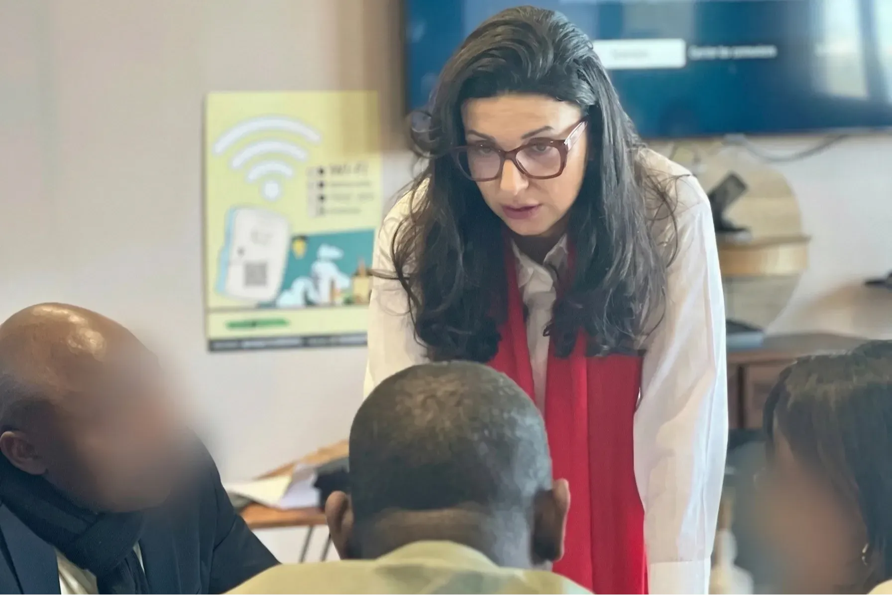 Jihane Labib, fondatrice de Coachinglab Academy et coach certifiée ICF MCC, en écoute active lors d'une session de leadership - accompagnement de dirigeants au Maroc