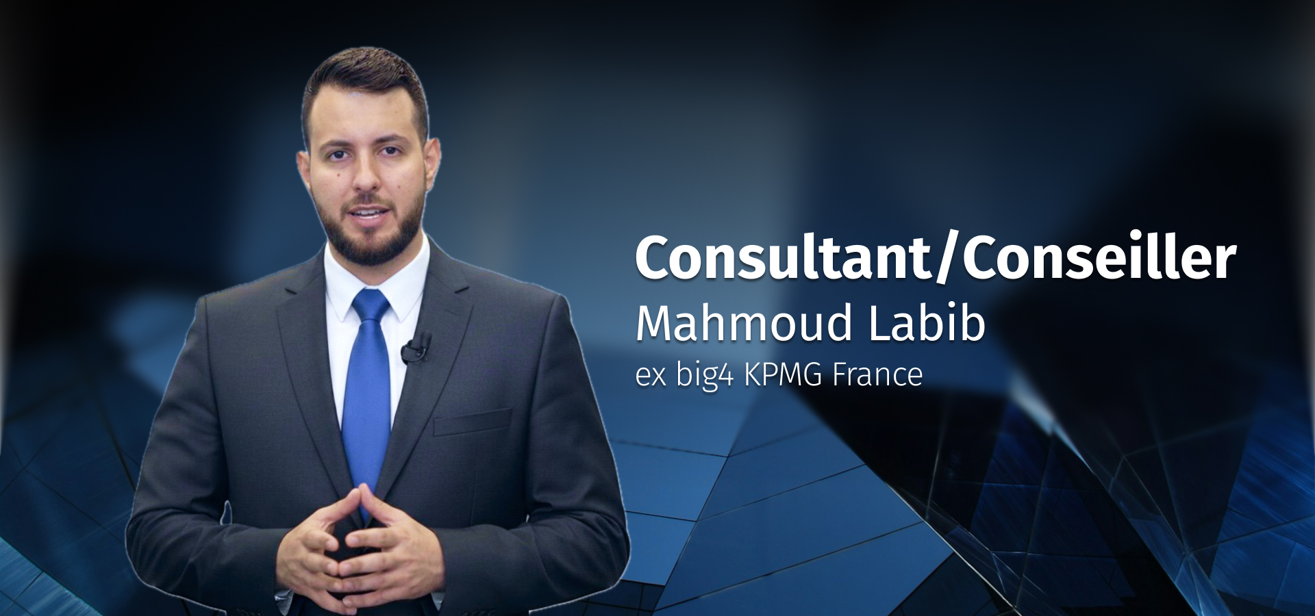 Consultant analysant une probl&eacute;matique et proposant des solutions strat&eacute;giques