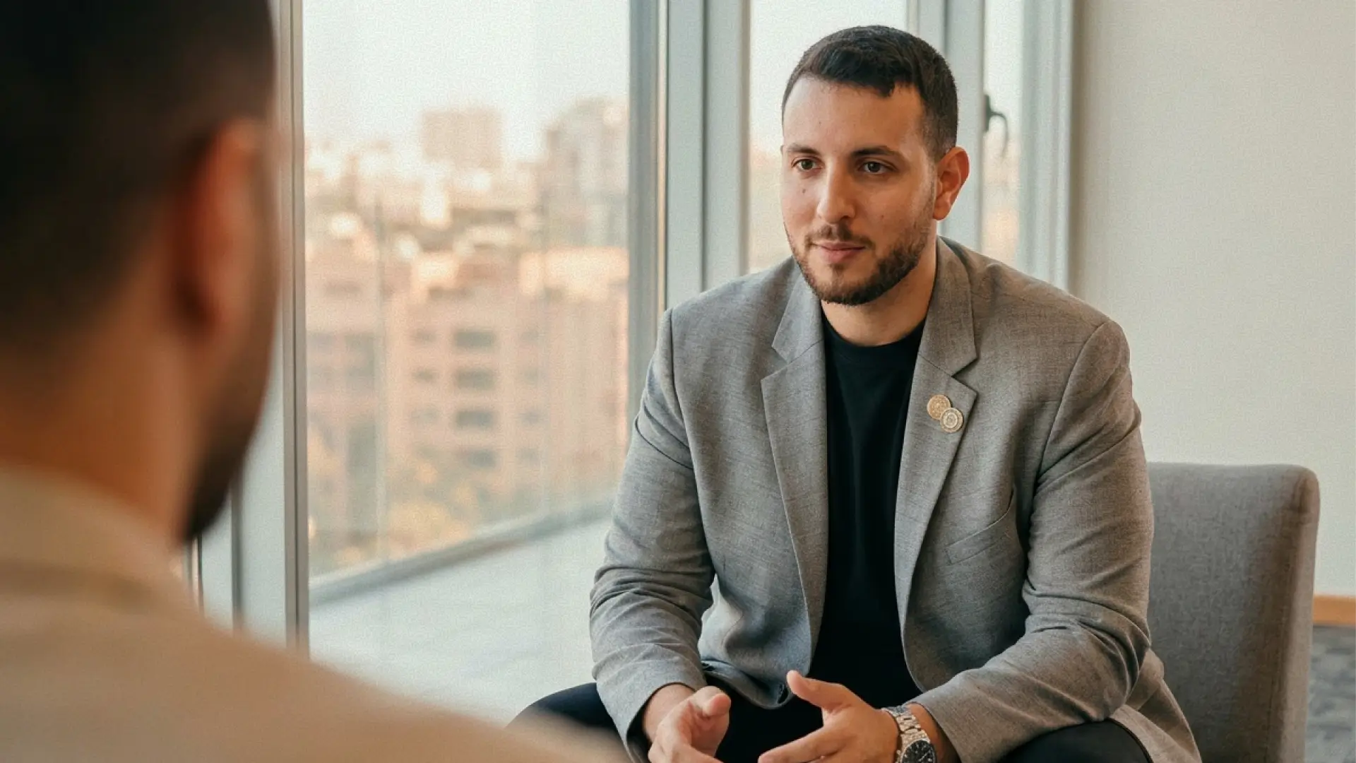 Mahmoud Labib, Directeur G&eacute;n&eacute;ral de CLA, ancien consultant et coach certifi&eacute; ICF PCC, en s&eacute;ance avec un cadre dirigeant &agrave; Casablanca &mdash; accompagnement leadership et burnout au Maroc